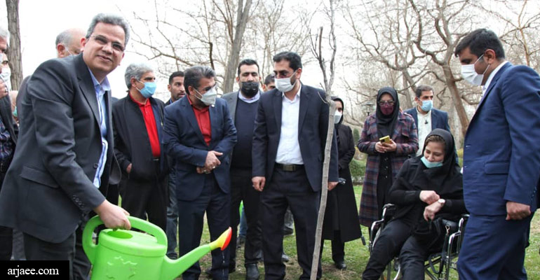 شهردار مشهد در کنار افراد دارای معلولیت و توان‌یابان گل کاشت-سید عبدالله ارجائی شیرازی